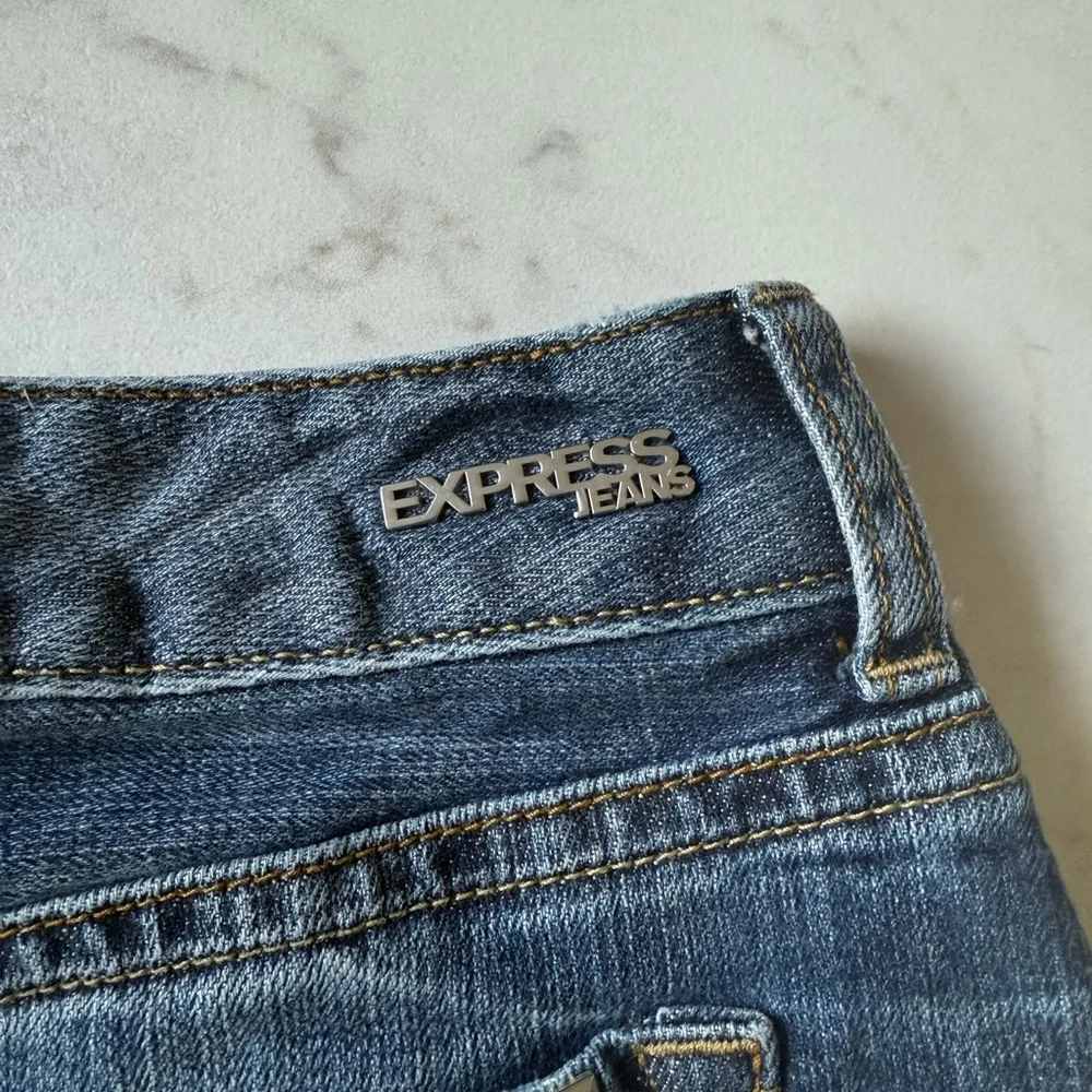 EXPRESS Studded Ripped Denim Skirt - size 00 - Picture 3 of 8